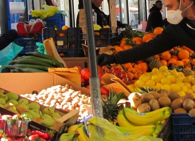Απεργιακές κινητοποιήσεις σχεδιάζουν οι παραγωγοί αγροτικών προϊόντων στις λαϊκές αγορές αντιδρώντας στο νέο νομοσχέδιο 