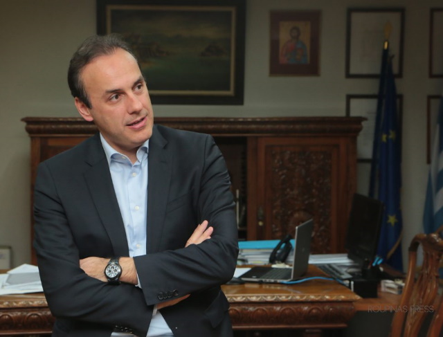 Το colpo grosso του δημάρχου Γλυφάδας με τη «μείωση» δημοτικών τελών που προκάλεσε θύελλα αντιδράσεων μεταξύ των συναδέλφων του