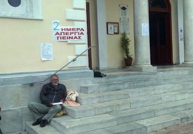 Απεργία πείνας από Κερατιώτη στην κεντρική πλατεία της Κερατέας λόγω… ΤΕΒΕ!