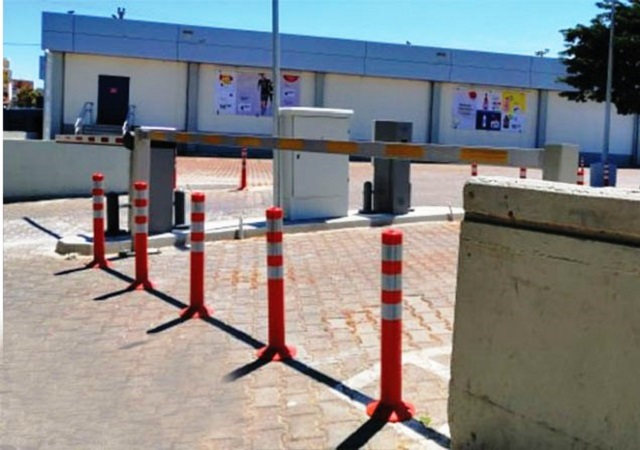 Ραφήνα: Σοβαρά προβλήματα κυκλοφορίας και κίνδυνος ατυχήματος από μπάρες σούπερ μάρκετ!