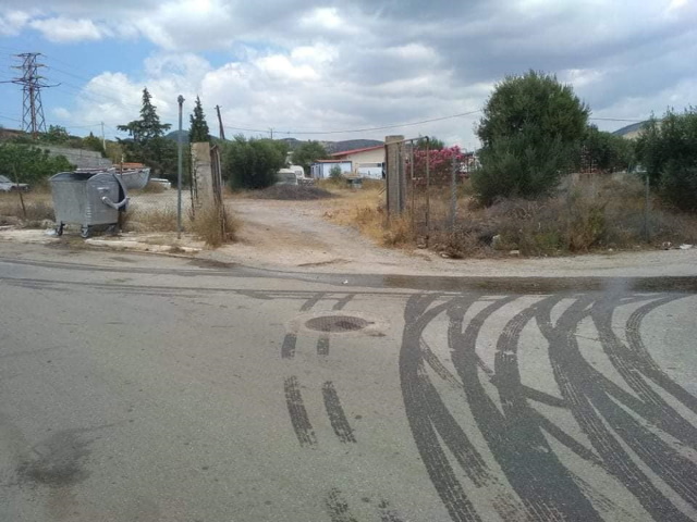 Εγκληματική ασυνειδησία στο Λαύριο: «Πλημμύρισαν» με λάδια δρόμους (Φωτός)