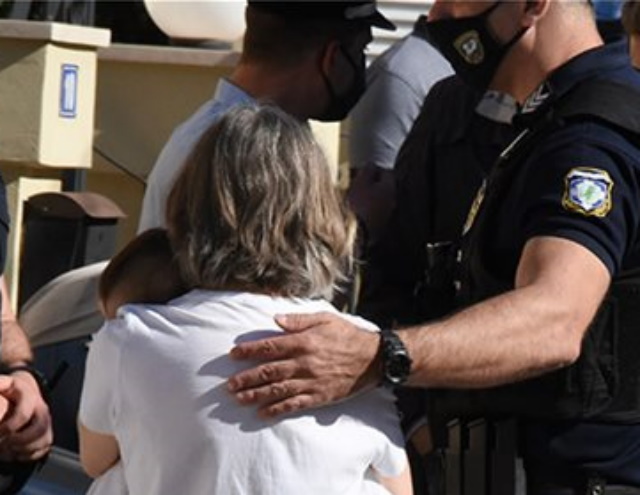 Έγκλημα στα Γλυκά Νερά: Καλά είναι το μωρό της οικογένειας – Στην αγκαλιά συγγενών του ζευγαριού