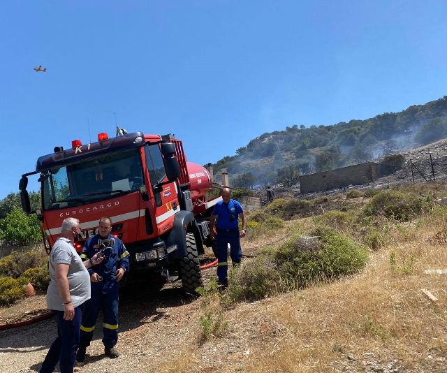 Ρουμουντί Κερατέας: Η άμεση κινητοποίηση αποσόβησε τον κίνδυνο από τη φωτιά (Φωτός και βίντεο)