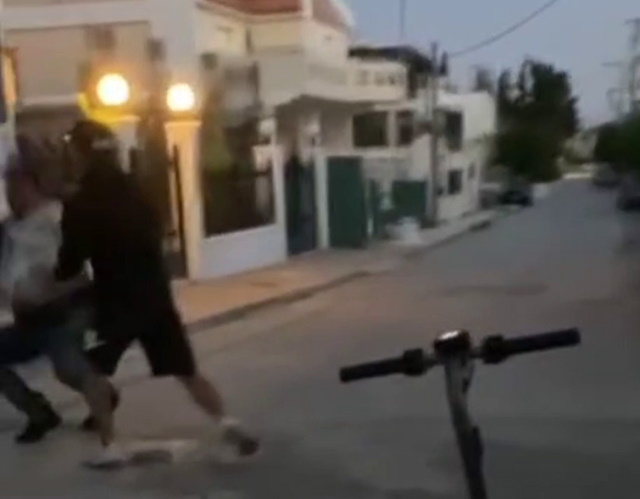 Γλυκά Νερά: Στο πλευρό της ανήμπορης μάνας του 48χρονου που χαροπαλεύει, συμμαθητές του 17χρονου δράστη