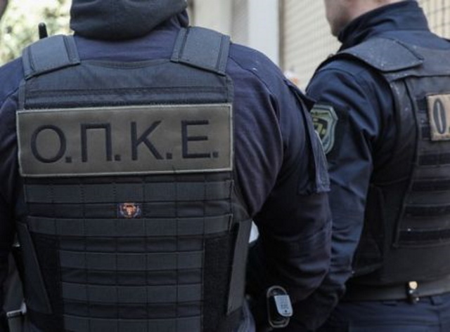 Σπάτα: Φρουρούσαν τον υπουργό, έβγαλαν «λαβράκι» με φυγόποινο - παραχαράκτη