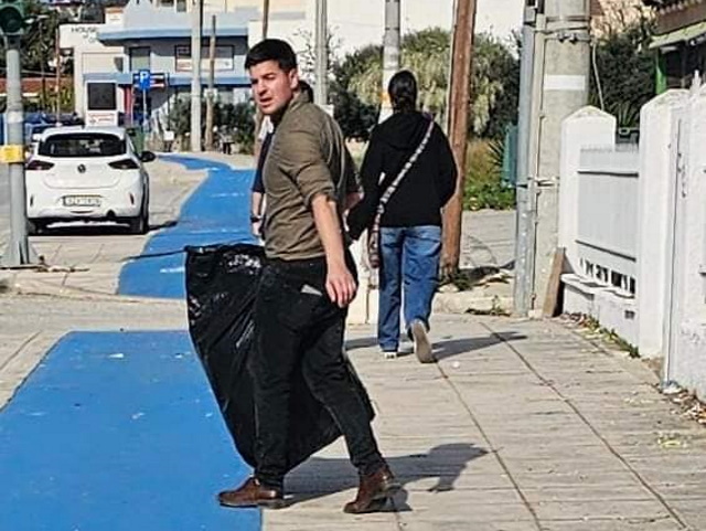 Όταν ο δήμαρχος Σαρωνικού, Δημ. Παπαχρήστου «έπιασε σκούπα και φαράσι»  