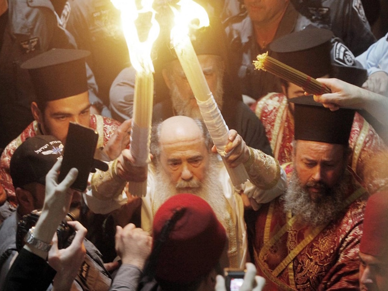 Από τα Ιεροσόλυμα στα Σπάτα με εμπόδια: Το αβέβαιο ταξίδι του Αγίου Φωτός 