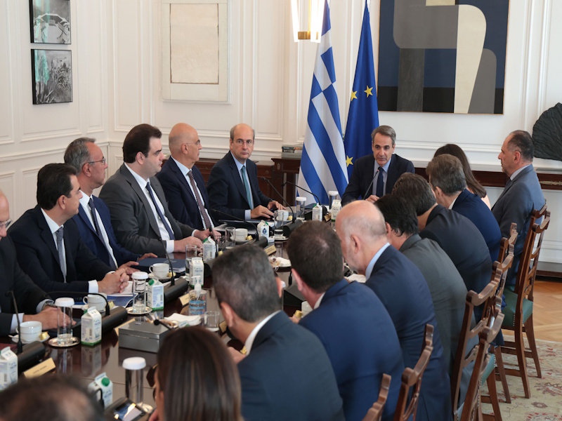 Πόλεμος στη Μέση Ανατολή: Ενέργεια, πληθωρισμός και… pass στο τραπέζι της κυβέρνησης