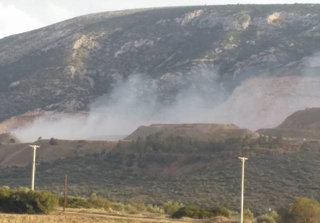 Φόβοι για το περιβάλλον από τη φωτιά στην άτυπη χωματερή στην περιοχή των Λατομείων του Μαρκόπουλου. 