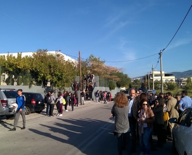 «Εξηγήσεις» από τον διευθυντή του 1ου ΓΕΛ Γέρακα για την τιμωρία των μαθητών που παρέλασαν τραγουδώντας το «Μακεδονία ξακουστή»! (Βίντεο)