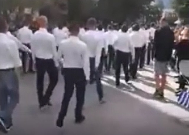 Γι' αυτό απέβαλαν τους μαθητές του 1ου Γενικού Λυκείου Γέρακα (Βίντεο από την παρέλαση)