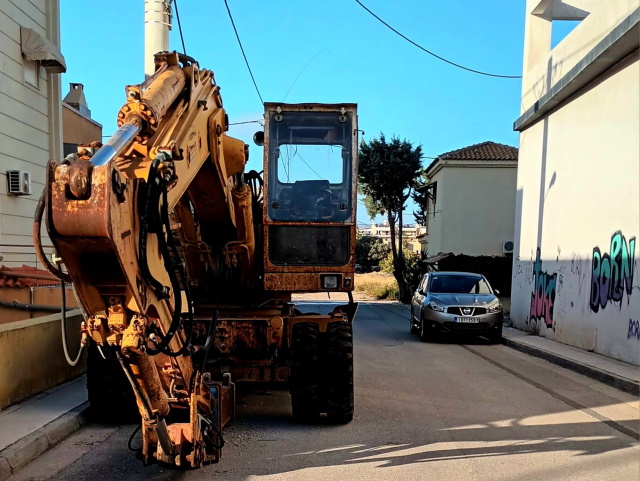 Κορωπί: Όταν τεράστιες μπουλντόζες… φυτρώνουν και ριζώνουν σε δρόμους της πόλης 