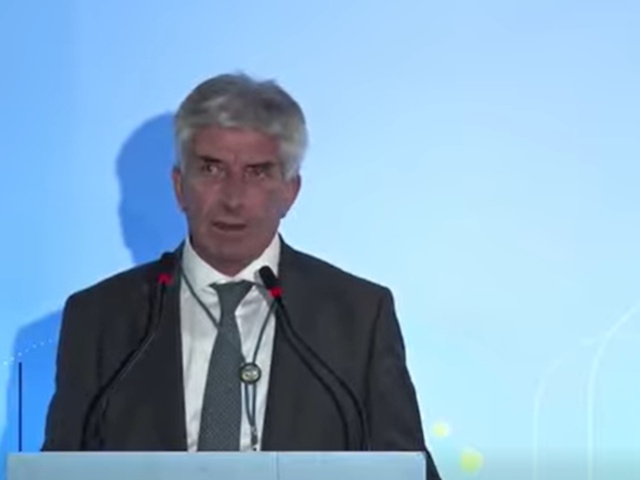Η αμφιλεγόμενη και αυτοαναφορική ομιλία του δημάρχου Κρωπίας στη Γενική Συνέλευση της ΠΕΔΑ