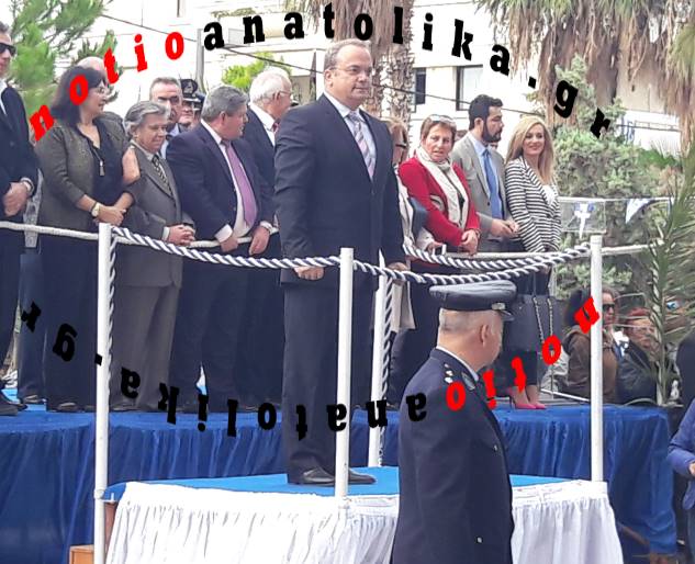 Η… καινοτομία της δημαρχιακής εξέδρας στη Βούλα και το ατύχημα του δημάρχου 3Β (Φωτός)