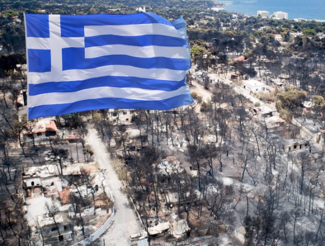 Οι συγκλονιστικές φωτογραφίες που δείχνουν τη δύναμη κατοίκων στο Μάτι ανήμερα της εθνικής επετείου της 28ης Οκτωβρίου!