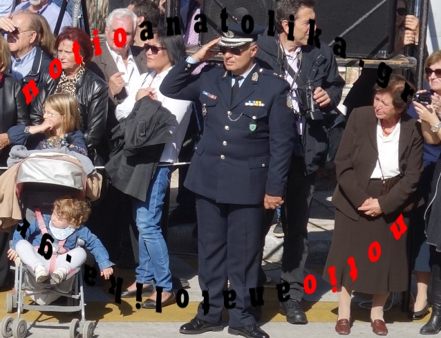 Επέτειος 28ης Οκτωβρίου: Η εκδήλωση σεβασμού ενός αστυνομικού προς τις σχολικές σημαίες και τους μαθητές που παρήλαυναν! (Φωτός)
