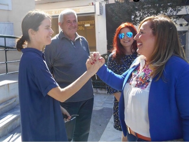 Οι δύο... γαλάζιες κυρίες που έκλεψαν την παράσταση στα εγκαίνια των γραφείων της ΝΟΔΕ Βόρειας Αττικής της ΝΔ!