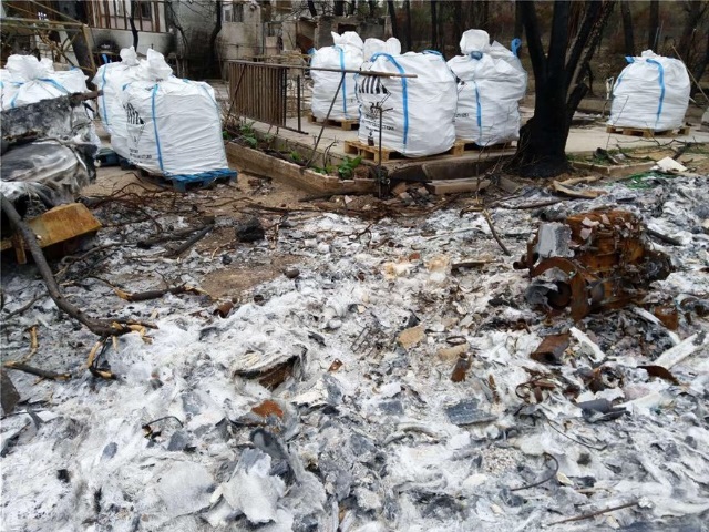 Παρατημένα τσουβάλια με αμίαντο απειλούν την υγεία των μαθητών του 3ου νηπιαγωγείου Ραφήνας! (Φωτός)