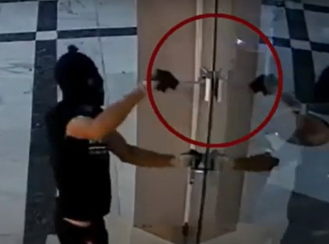 Εκατοντάδες ευρώ ζημιές στους καταστηματάρχες για «μεροκάματο» 10 - 20 ευρώ από τον...γνωστό Κορωπιώτη διαρρήκτη! (Βίντεο)