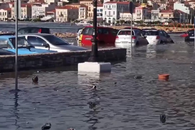 Σεισμός στη Σάμο: Η θάλασσα «βγήκε» στην πόλη (Βίντεο)