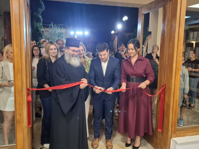 Εγκαίνια Δημοτικής Βιβλιοθήκης Καλυβίων: Φωτίζοντας την κεντρική πλατεία της πόλης και με γνώση (Φωτός) 