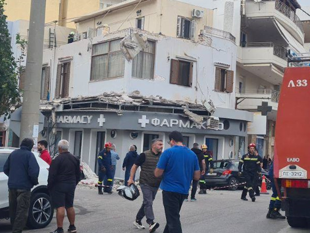 Από θαύμα γλίτωσαν πολίτες μετά την πτώση μπαλκονιών σε κεντρικό σημείο του Λαυρίου (Φωτός)