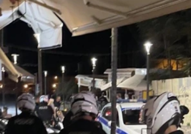 Άγρια επίθεση 60 κουκουλοφόρων κατά του Μάκη Βορίδη σε εστιατόριο στο Ηράκλειο της Κρήτης 
