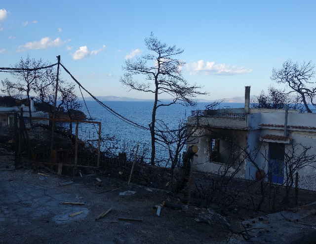 Μάτι δύο μήνες μετά: Ο φτωχός ό,τι μπορεί κι ο πλούσιος ό,τι θέλει! 