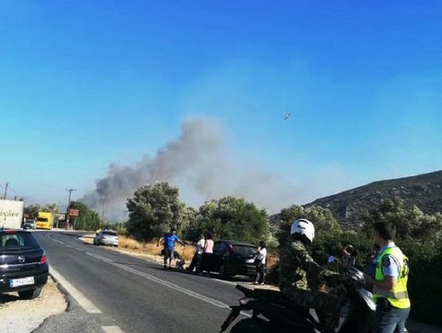 Ανάβυσσος: Μάχη με τη φωτιά πίσω από την εκκλησία των Αγ. Θεοδώρων!
