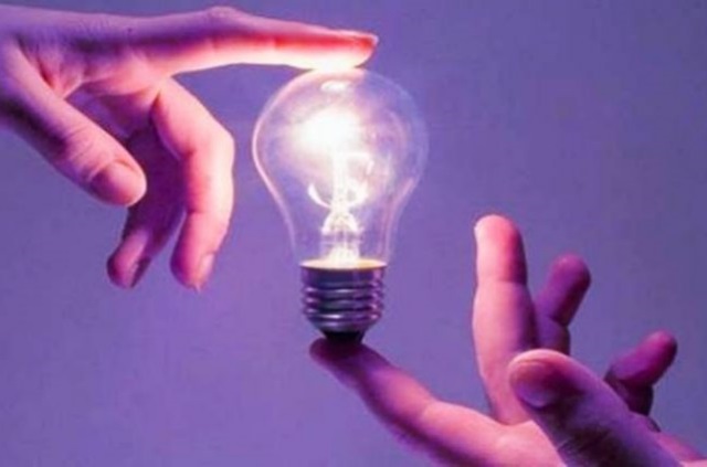 Μέτρα για φθηνότερο ρεύμα σε νοικοκυριά και επιχειρήσεις