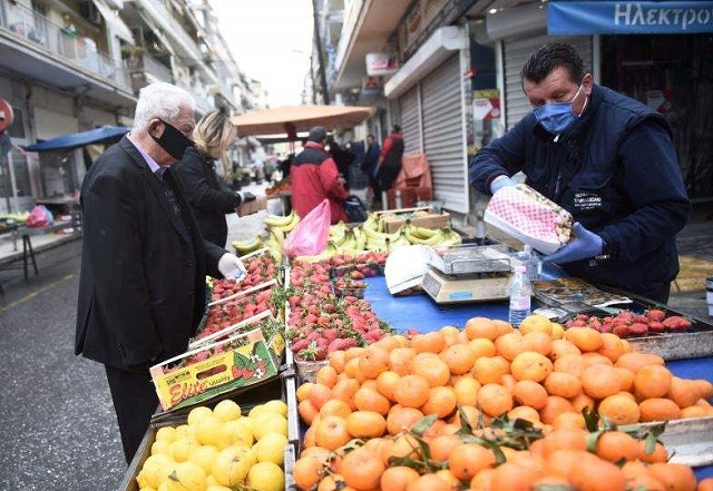 Ο κορωνοϊός «χτύπησε» πιο πολύ λαϊκές αγορές και ψαράδικα – Τι άλλαξε στις καταναλωτικές συνήθειές μας (Έρευνα)