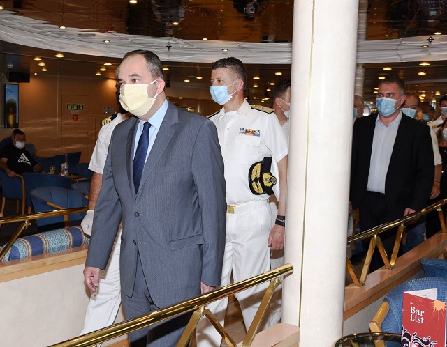 Σε καραντίνα λόγω επαφής με κρούσμα κορωνοϊού και τρίτο μέλος της κυβέρνησης!