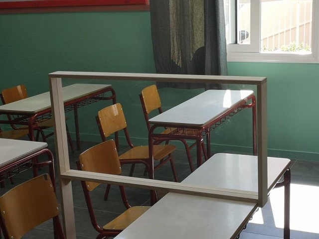 Διαχωριστικά στα θρανία των δημοτικών σχολείων τοποθετεί ο Δήμος Ραφήνας – Πικερμίου!