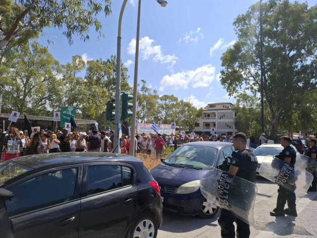 Σε αστυνομικό κλοιό η δεύτερη διαδήλωση πολιτών του Σαρωνικού κατά των μεθοδεύσεων της ΕΤΑΔ  (Φωτός & Βίντεο)