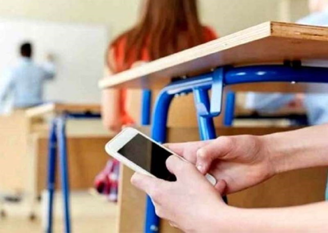 Αποβολή μαθητή σε Γυμνάσιο της Παλλήνης για χρήση κινητού σε ώρα μαθήματος 
