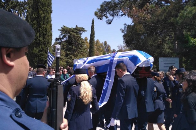 Προσβολή στον νεκρό Δαρείο των ΜΑΤ το “τιμητικό” άγημα της ΕΛΑΣ, στην κηδεία του!