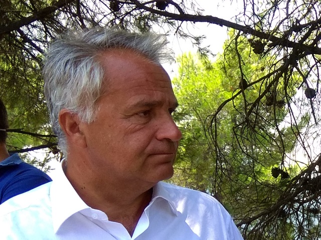 Μια εικόνα που αξίζει όσο χίλιες λέξεις: Η απόγνωση για την πύρινη τραγωδία στο πρόσωπο ενός πολιτικού! (Φωτός)