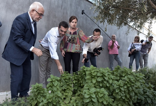 Η Apivita, το...μνημόσυνο Τσίπρα, η απένταξη του Προαστιακού και ο δήμαρχος Μαρκοπούλου Σ. Μεθενίτης!