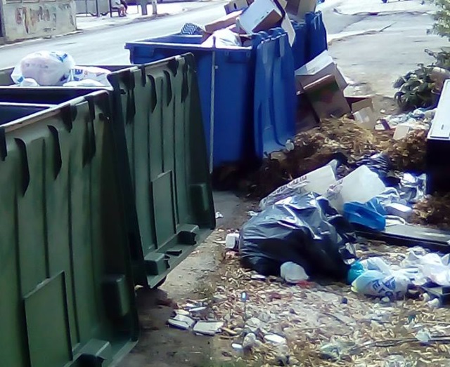 Εικόνες ντροπής, για μιαν ακόμη φορά, με άτυπες χωματερές σε κεντρικούς δρόμους της Αρτέμιδας! (Φωτός)