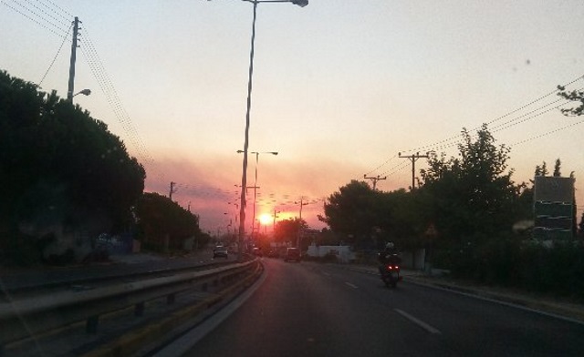 Στην... τύχη και στη μείωση της έντασης των ανέμων ελπίζουν όσοι μάχονται τις φλόγες στη βορειοανατολική Αττική! (Φωτός)