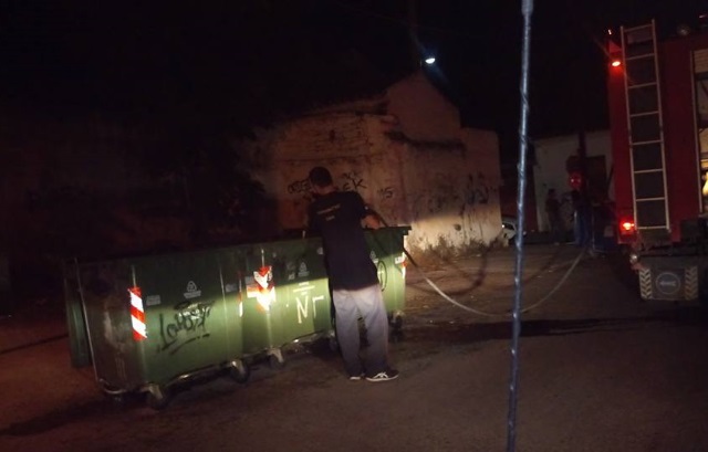 Προβληματισμός στην κοινωνία του Μαρκοπούλου για τις φωτιές σε κάδους μπροστά στο Γυμνάσιο!