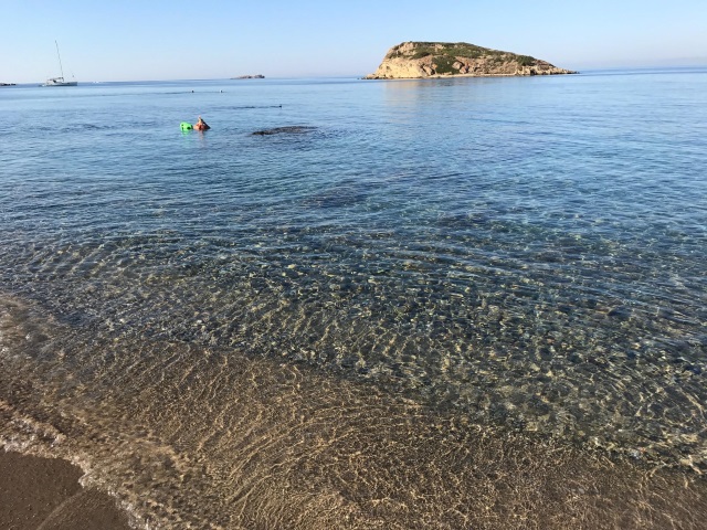 Καθαρές από υδρογονάνθρακες και ορυκτέλαια οι παραλίες του Δήμου Σαρωνικού