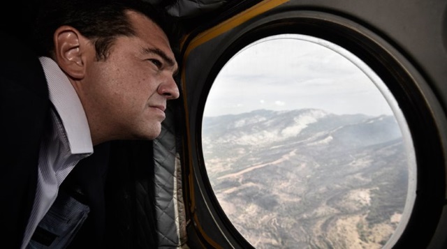 Είναι είδηση: Ο πρωθυπουργός Αλ. Τσίπρας πετά πάνω από τα καμμένα με ελικόπτερο!
