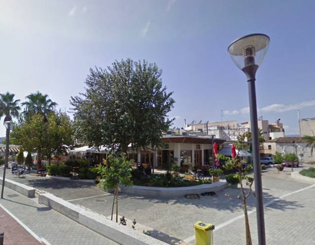 Συνέλαβαν επ' αυτοφώρω σε καφέ της πλατείας Μαρκοπούλου απατεώνισσα που έβαζε στο χέρι επιχειρηματίες των Μεσογείων!