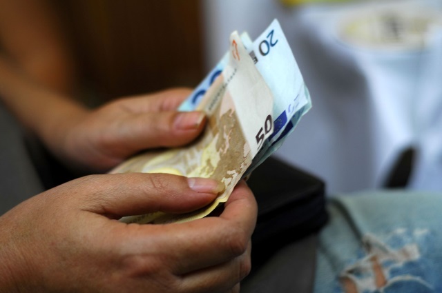 Πόσο ωφελούνται μισθωτοί και συνταξιούχοι από τη μείωση της φορολογίας!