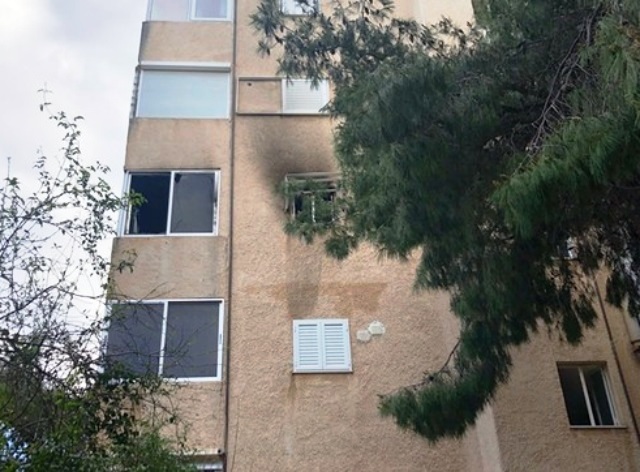 Ελεύθερη η 30χρονη «μάνα» που άφησε το 13 μηνών μωρό της να καεί στη Βάρκιζα!