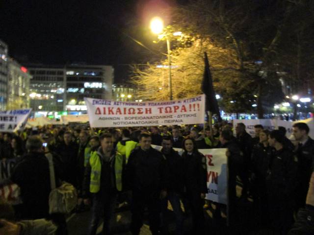 Ένστολο πλήθος και πάθος στην πλατεία Συντάγματος! (Φωτός+Βίντεο)