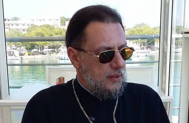 Ψάχνουν έναν ψηλό εύσωμο άνδρα ως ύποπτο της δολοφονίας του πατέρα Ιερόθεου στον Γέρακα!