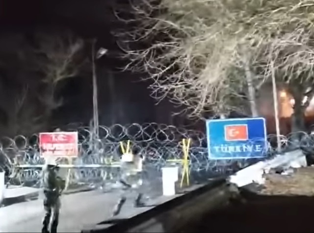 Σε απόσταση 5 μόλις μέτρων από τα ελληνικά συρματοπλέγματα, χιλιάδες «πρόσφυγες» στην ελληνοτουρκική μεθόριο!