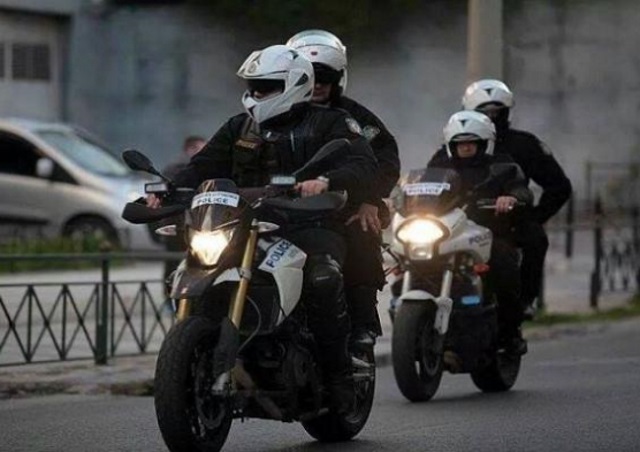 Αρτέμιδα: Ήρωες αστυνομικοί της ΔΙ.ΑΣ. έπαιξαν τη ζωή τους κορώνα – γράμματα για να σώσουν ηλικιωμένη από φλεγόμενο σπίτι! (Φωτός)